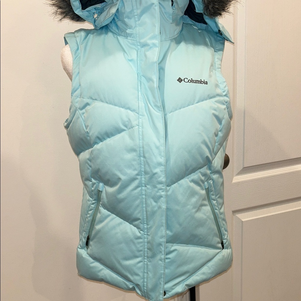 Columbia Women’s Lay D Down Omni Heat Winter Vest with removable hood. - Picture 5 of 14